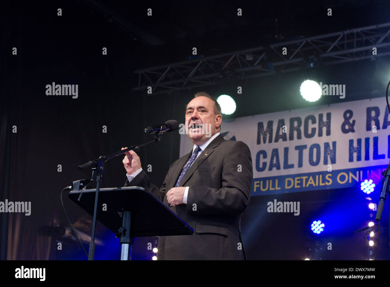Del primo ministro di Scozia Alex Salmond MSP folla di indirizzamento su Calton Hill a Edimburgo, durante un pro-indipendenza marzo. Foto Stock