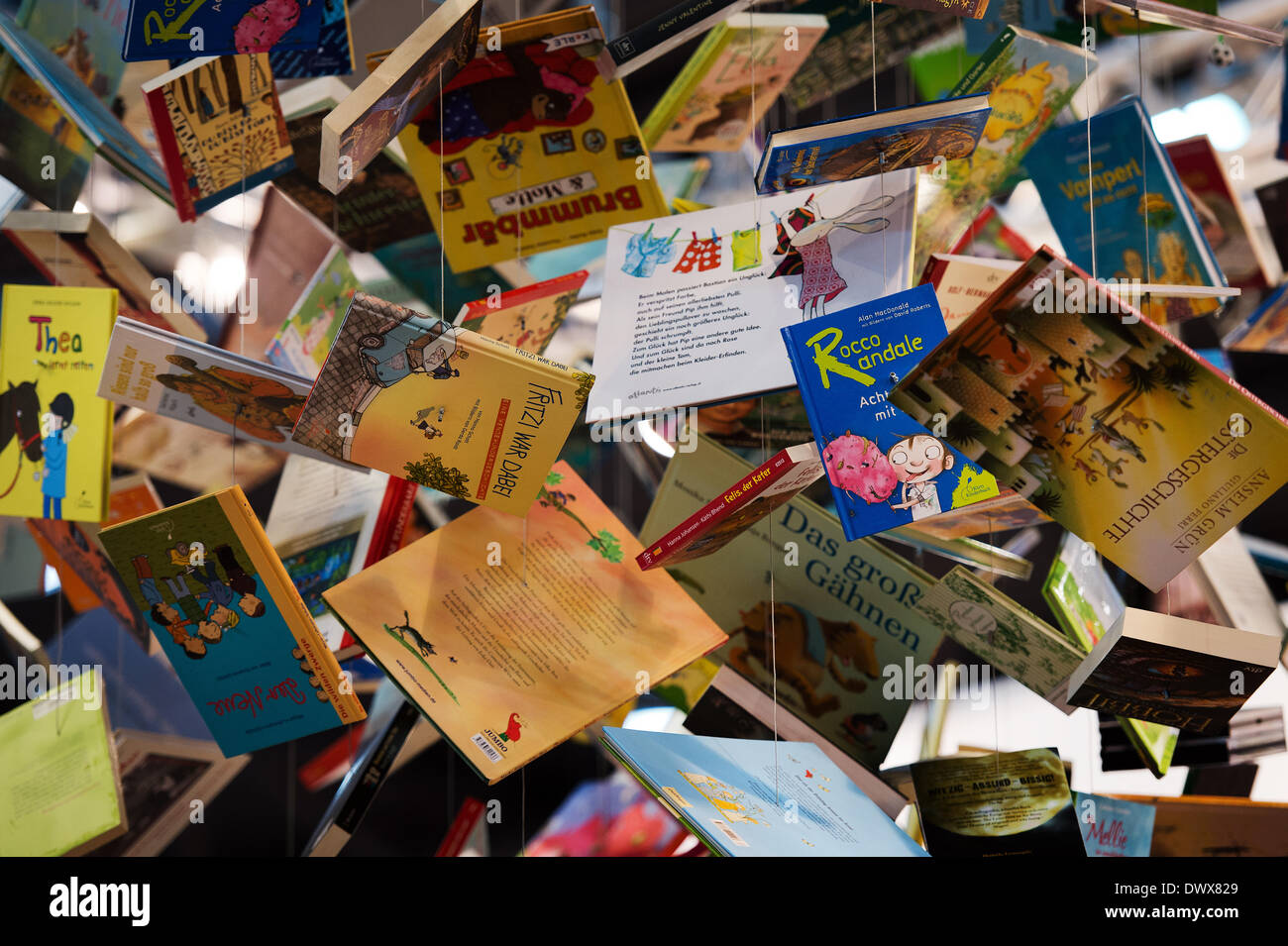 Leipzig, Germania. Xiv Mar, 2014. Libri appendere da stringhe dal tetto della cabina per la cooperazione per bambini e giovani tedesco libro in brossura di editori (DTV) alla Fiera del Libro di Lipsia a Leipzig, Germania, 14 marzo 2014. Fiera del Libro di Lipsia continua fino al 16 marzo 2014. Foto: ARNO BURGI/dpa/Alamy Live News Foto Stock