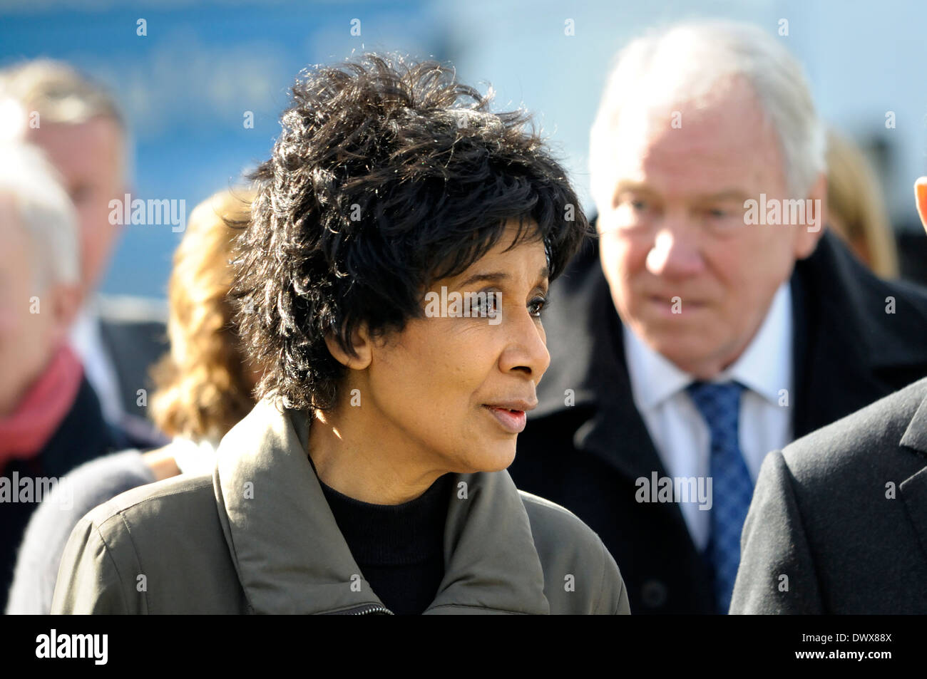 Moira Stuart e Peter Sissons , ex BBC i newsreader [al memoriale di servizio per David Frost, London, 2014] Foto Stock