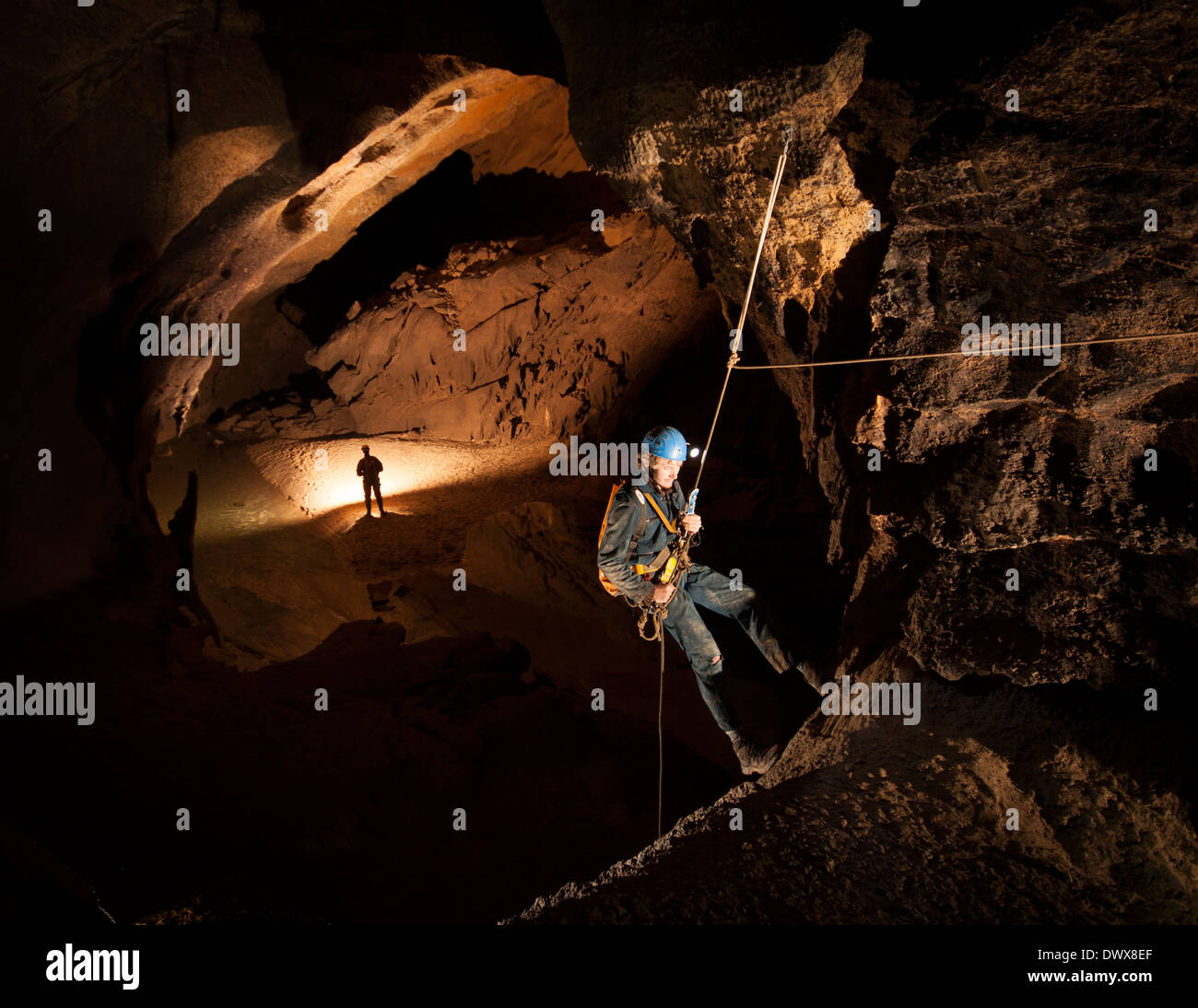 Speleologi esplorare grandi passaggi in Cueva Coventosa, Cantabria, Spagna settentrionale Foto Stock