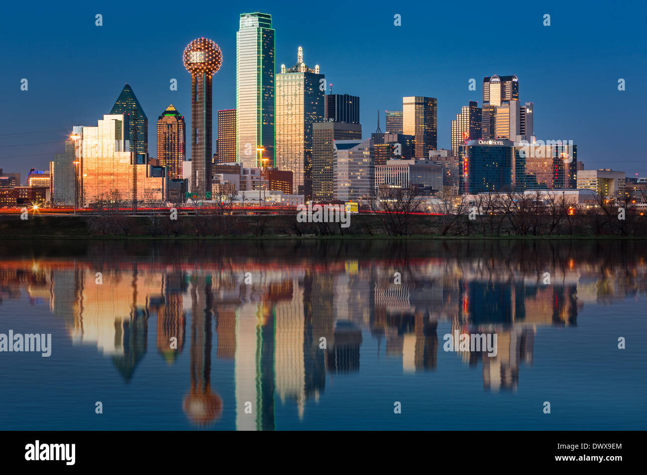 Lo skyline di Dallas riflessa nella Trinità fiume al tramonto Foto Stock