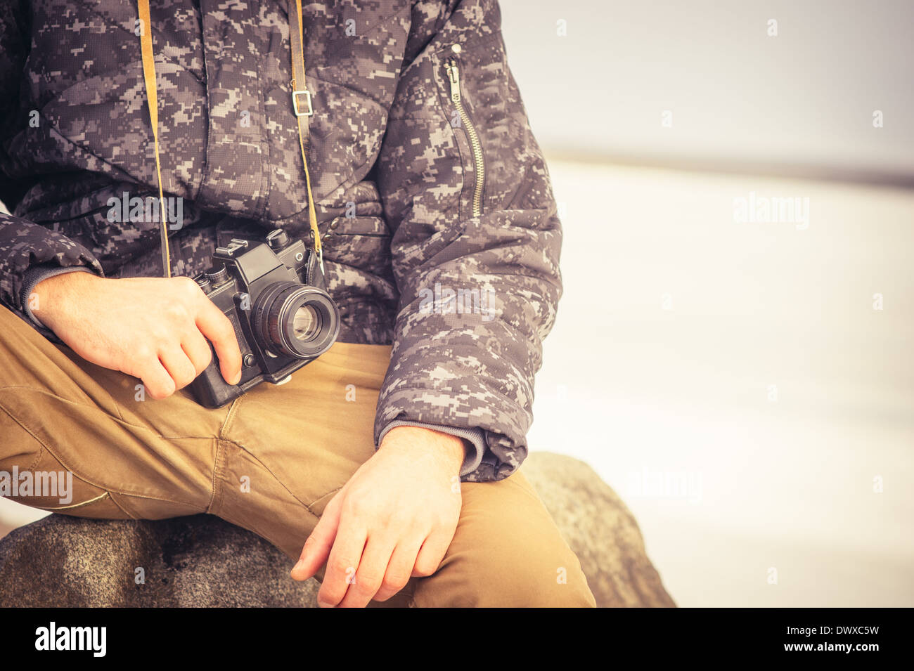 Giovane uomo con retro fotocamera tanga Outdoor Lifestyle con la natura sullo sfondo Foto Stock