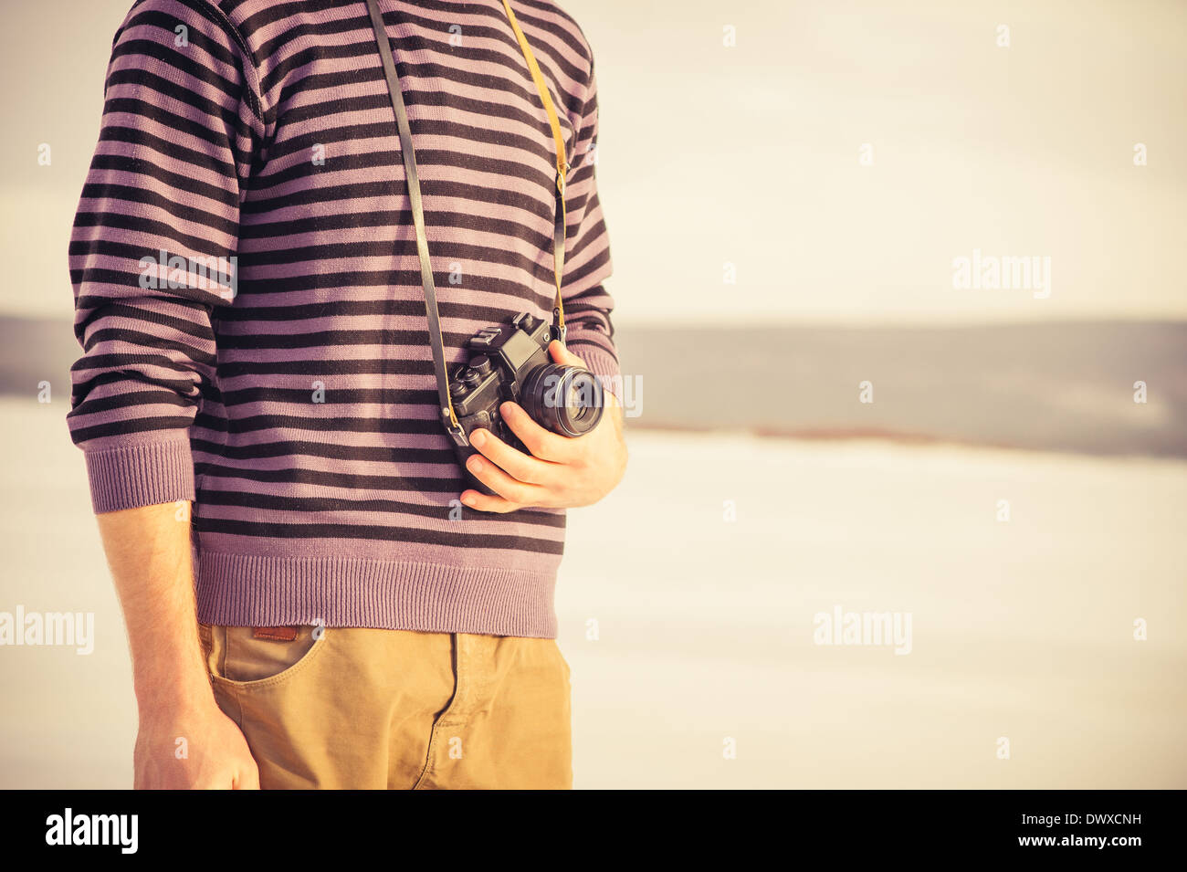 Giovane uomo con retro fotocamera tanga Outdoor Lifestyle con la natura sullo sfondo Foto Stock