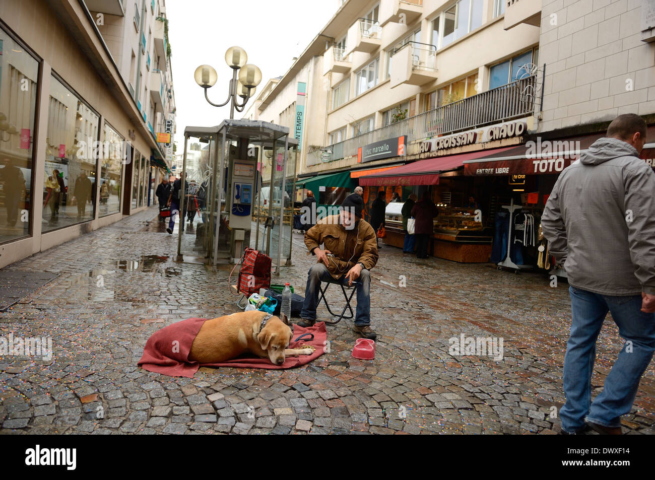 Senzatetto uomo con il suo cane per le strade di Rouen. La Normandia. Francia Foto Stock
