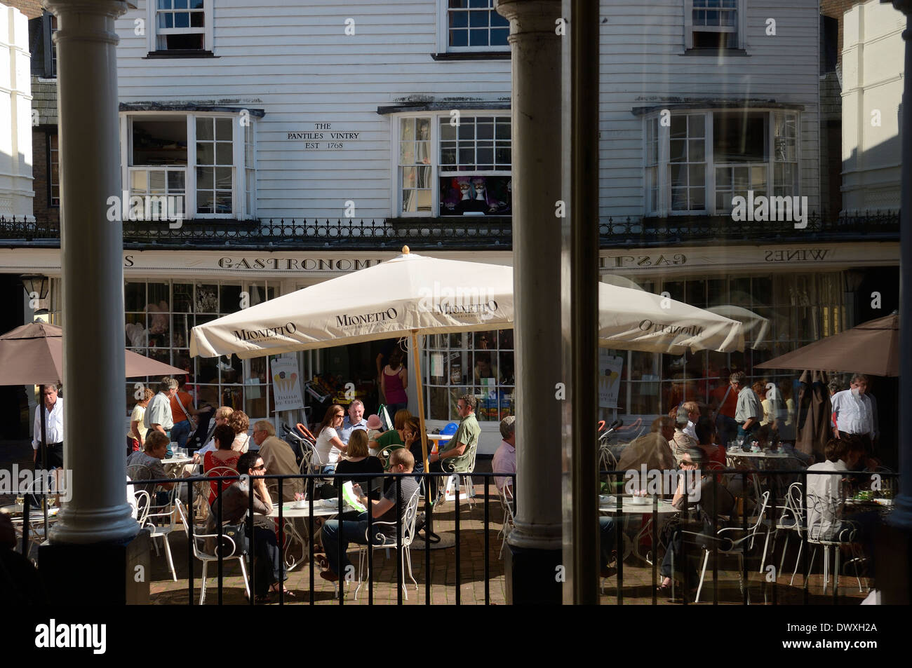 Persone a caffetterie e ristoranti. The Pantiles. Tunbridge Wells. Kent Foto Stock