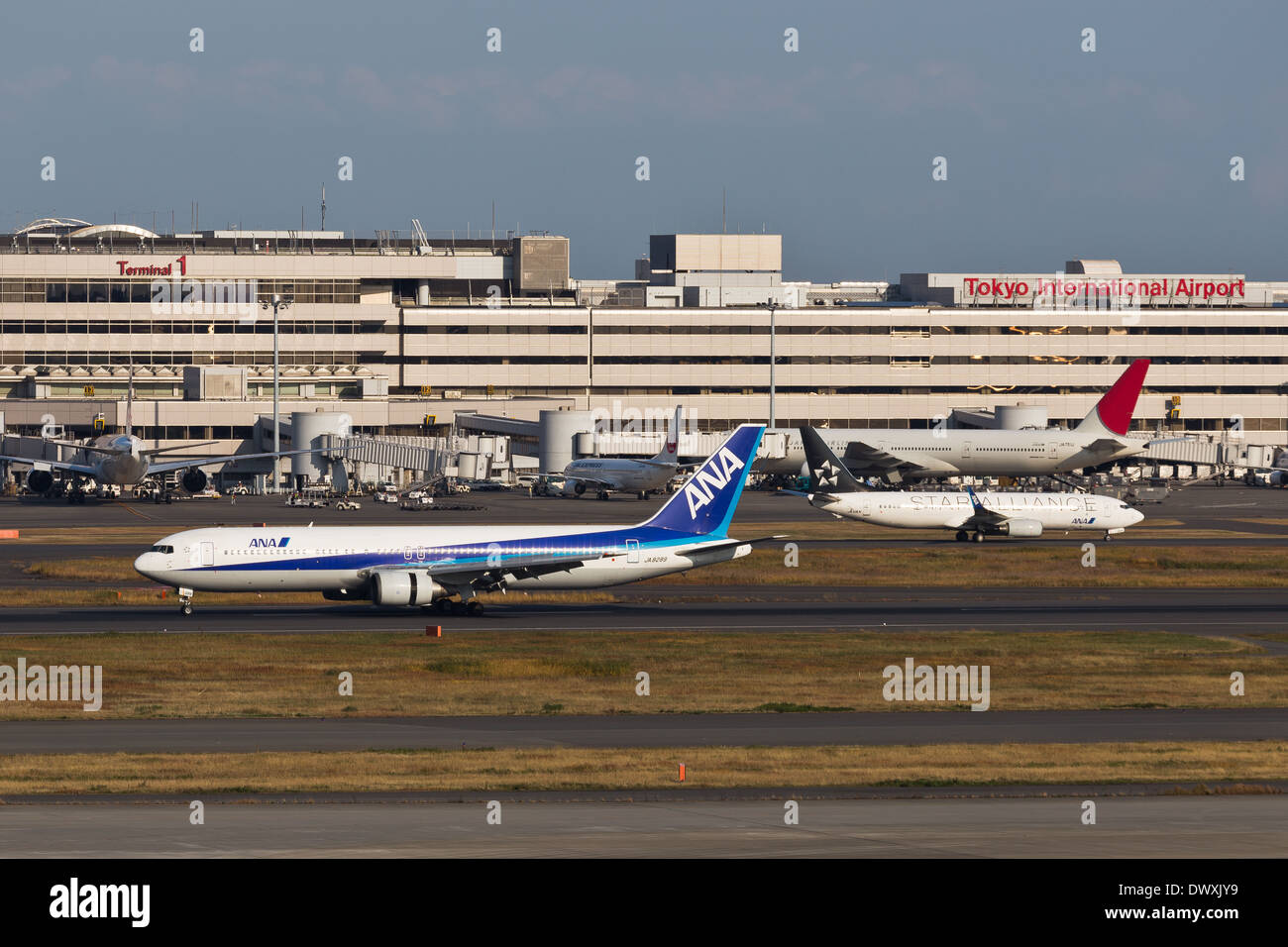 ANA di atterraggio e di decollo Tokyo International Airport Foto Stock