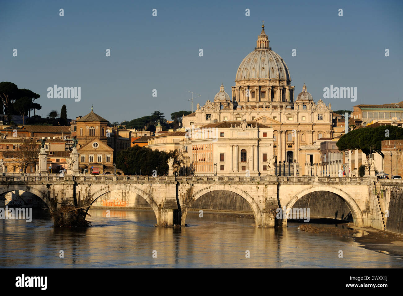 Italia, Roma, fiume Tevere, Ponte Sant'Angelo e basilica di San Pietro Foto Stock