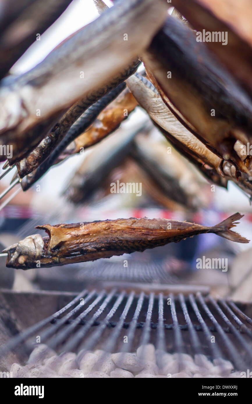 Diversi Steckerlfisch sul grill Foto Stock
