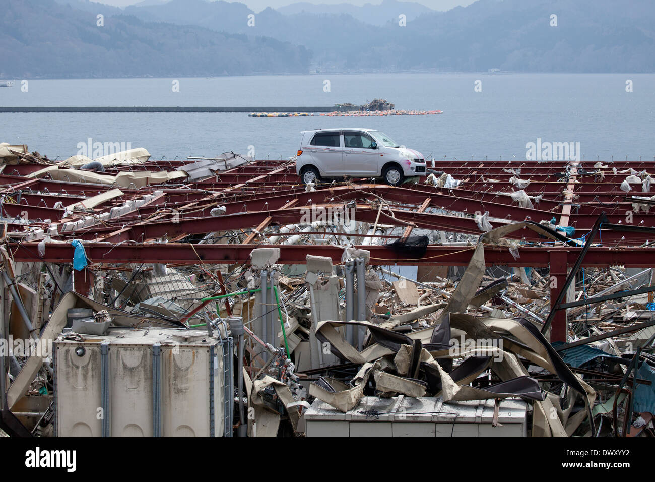 Auto lavata sulla parte superiore dell edificio dallo tsunami, Iwate, Giappone Foto Stock