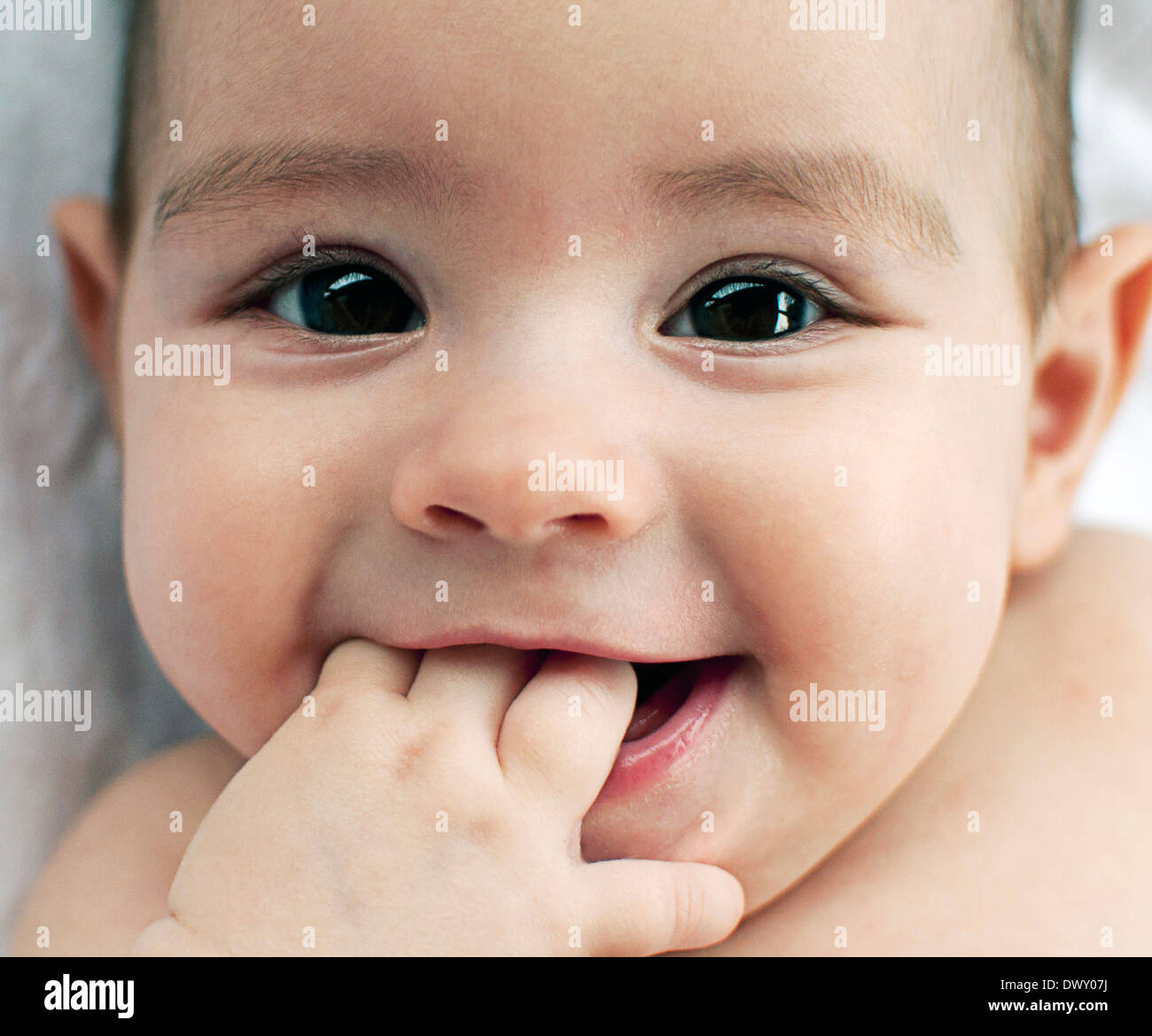 Il bambino con la mano in bocca Foto Stock