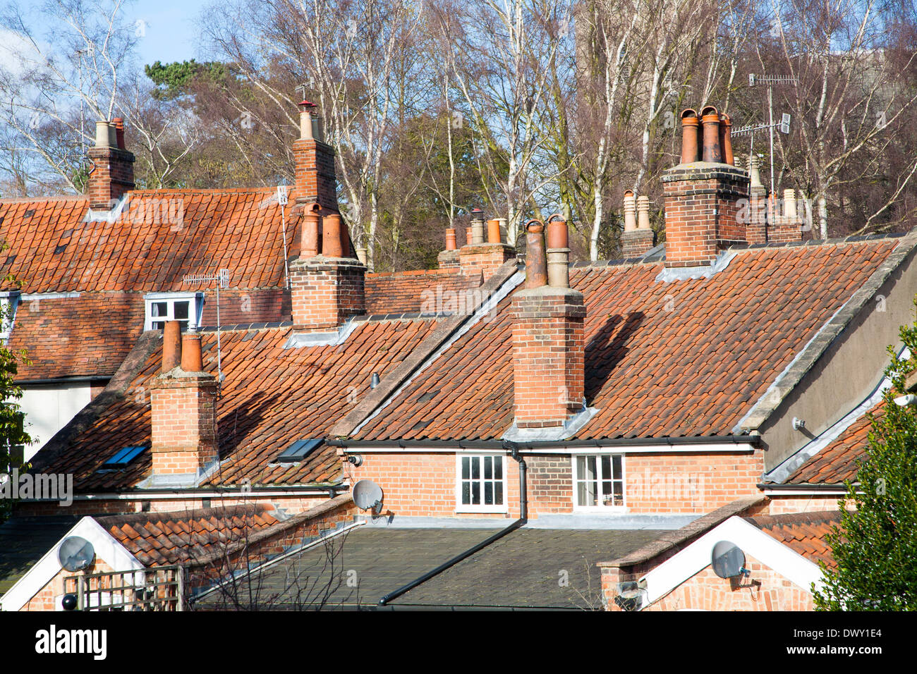 Comignoli e pan di tetti di tegole di Woodbridge, Suffolk, Inghilterra Foto Stock