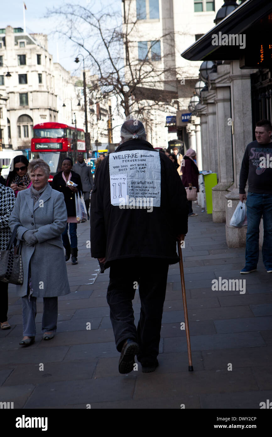 Un uomo anziano in cerca di lavoro per le strade di Londra Foto Stock
