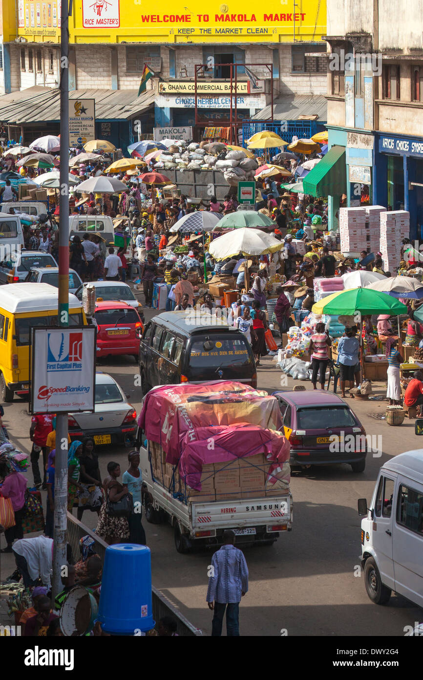 Il traffico al mercato Makola, Accra, Ghana, Africa Foto Stock