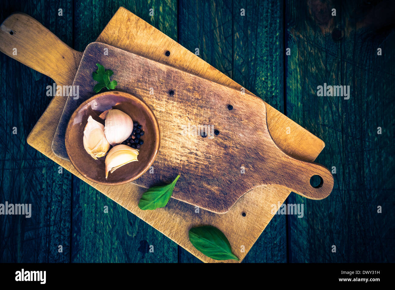 I taglieri e spezie su un vecchio tavolo in legno Foto Stock