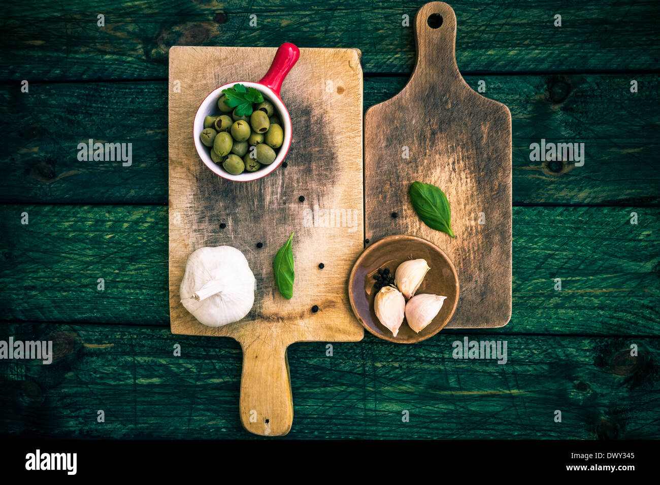 I taglieri e spezie su un vecchio tavolo in legno Foto Stock