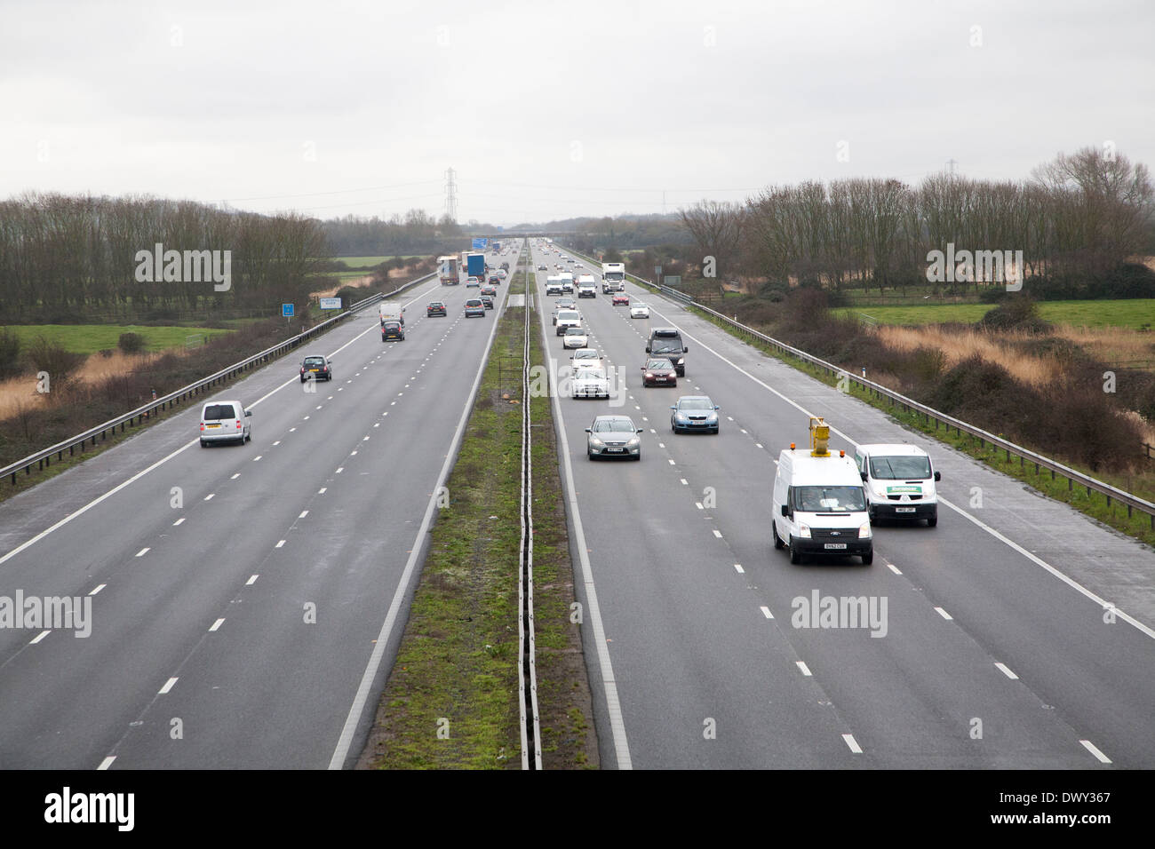 Guida in inverno sulla autostrada M5 vicino Bridgwater, Somerset, Inghilterra guardando verso sud Foto Stock