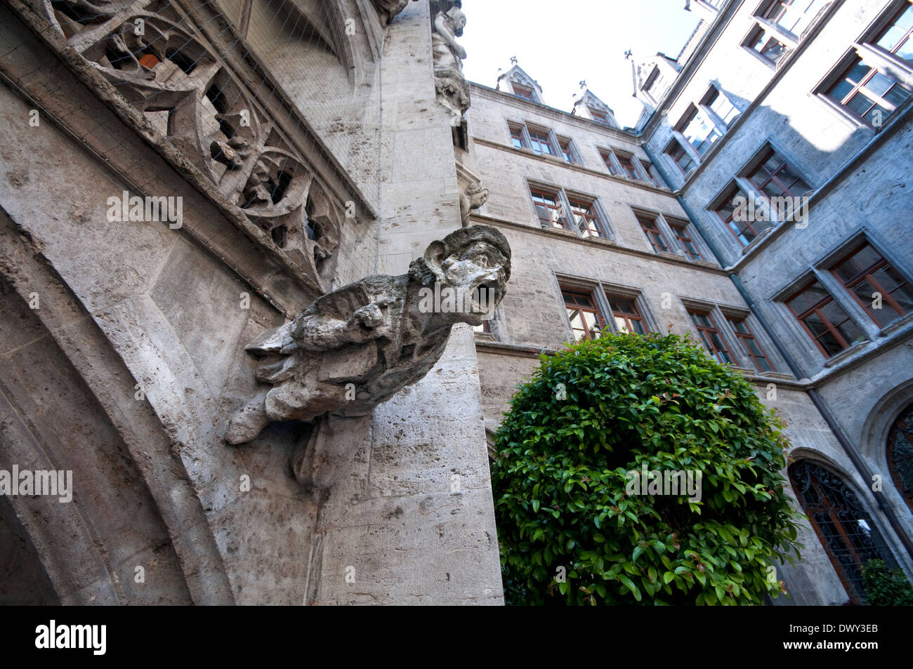 In Germania, in Baviera, Monaco di Baviera, Neues Rathaus, Municipio nuovo Gargoyle nel cortile Prunkhof. Foto Stock