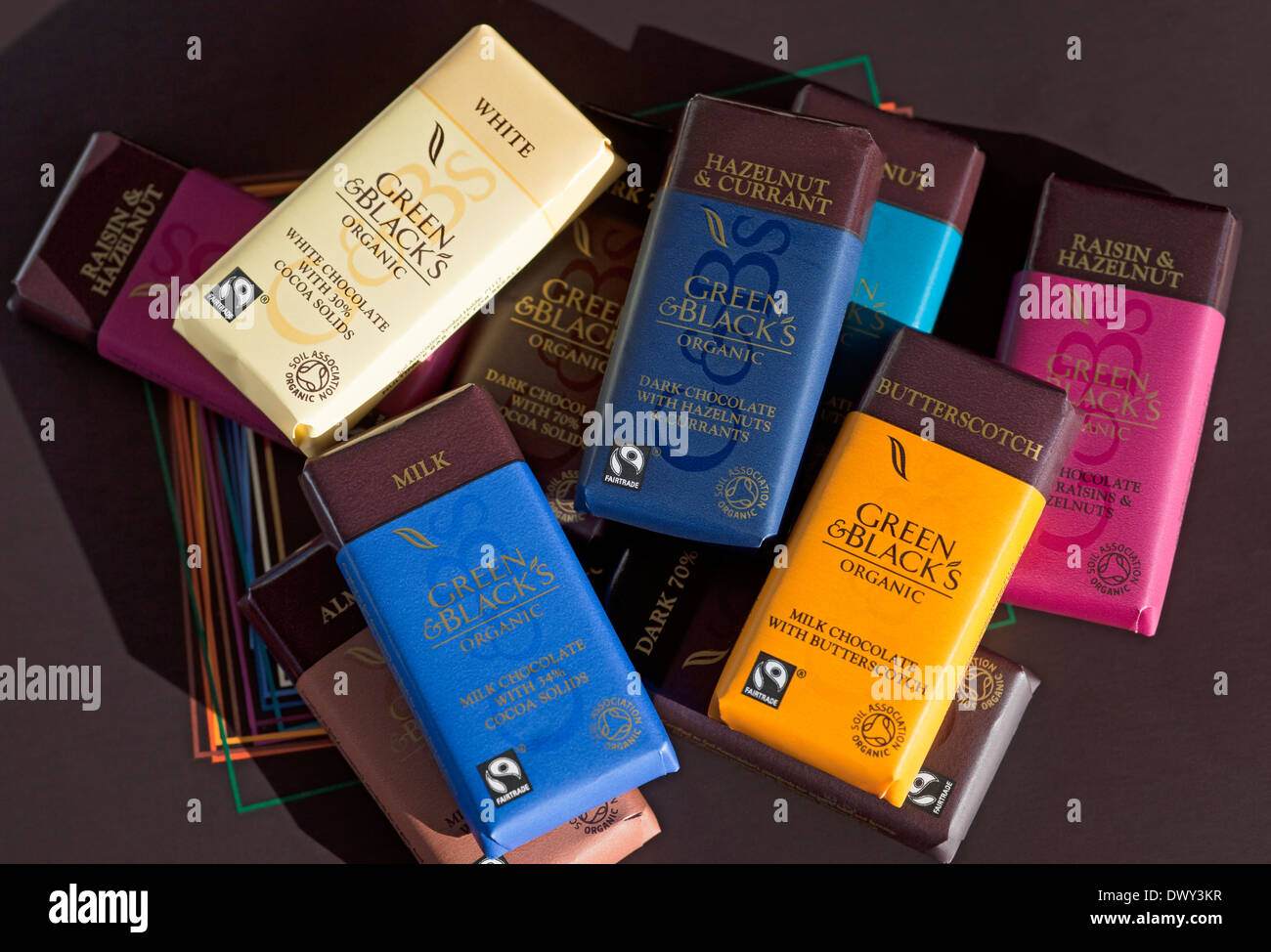Primo piano dei Mini bar di Green & Black's fairtrade Chocolate bar wrappers Foto Stock