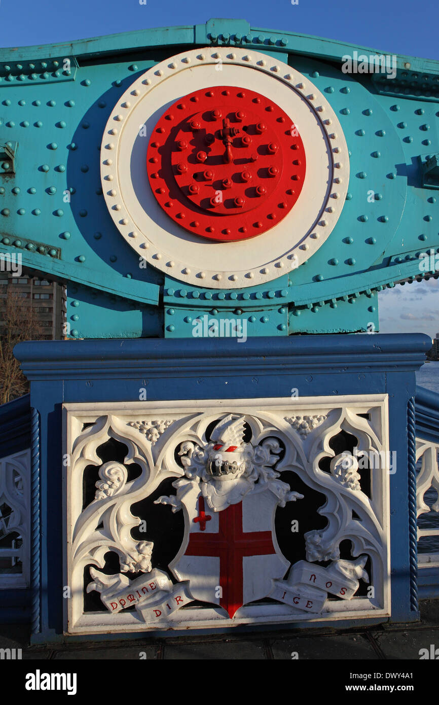 La città di Londra lo stemma di rivettatura e il Tower Bridge di Londra, Inghilterra. Foto Stock