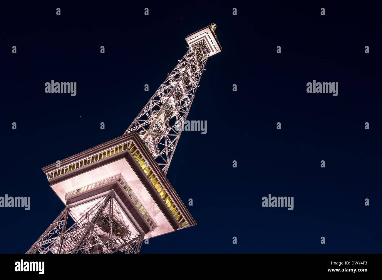 Berlino, Germania. Undicesimo Mar, 2014. La torre della Radio arriva fino in cielo di sera a Berlino, Germania, 11 marzo 2014. Foto: Paolo Zinken/dpa/Alamy Live News Foto Stock