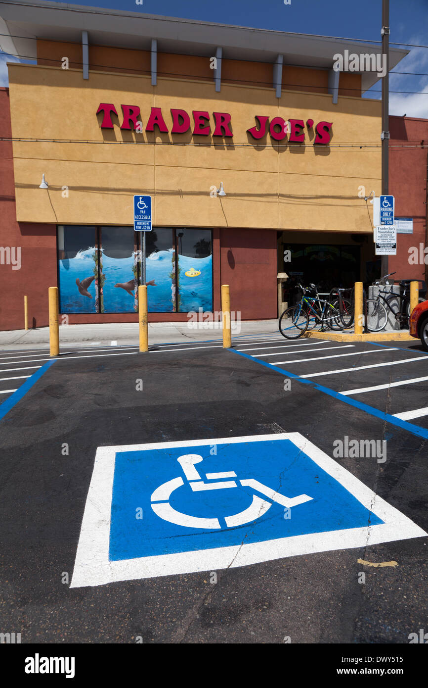 Trader Joe's in California, foto scattata nel marzo 2013. Parcheggio con posti auto riservati ai disabili. Trader Joe's appartiene alla tedesca Markus-Trust, che possiede anche Aldi-North. Foto Stock