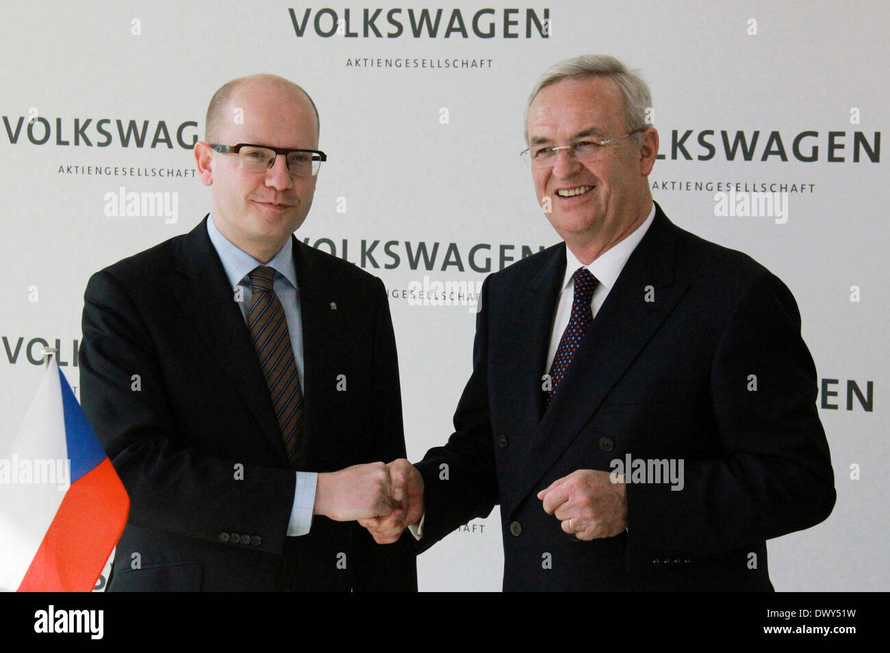 La Repubblica ceca è il primo ministro Bohuslav Sobotka (sinistra) e amministratore delegato di Volkswagen AG Martin Winterkorn sono visti in occasione di una conferenza stampa presso la sede della Volkswagen a Wolfsburg, Germania, 14 marzo 2014 all'interno di Sobotka la visita di due giorni in Germania. (CTK foto/Martin Weiser) Foto Stock