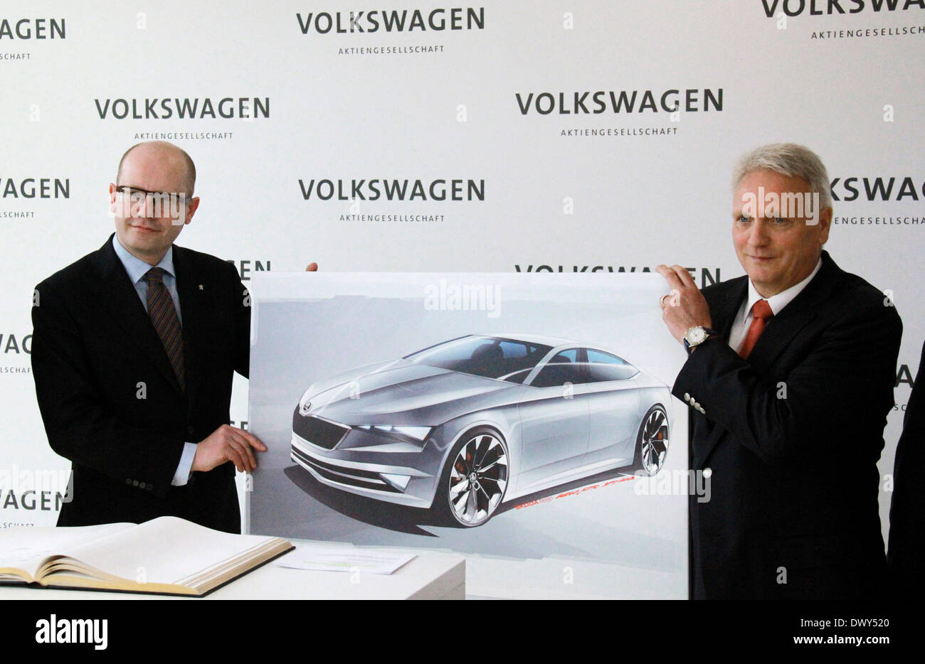 La Repubblica ceca è il primo ministro Bohuslav Sobotka (sinistra) e Skoda auto CEO Winfried Vahland mostrano un nuovo concetto di VisionC Skoda in occasione di una conferenza stampa presso la sede della Volkswagen a Wolfsburg, Germania, 14 marzo 2014 all'interno di Sobotka la visita di due giorni in Germania. (CTK foto/Martin Weiser) Foto Stock