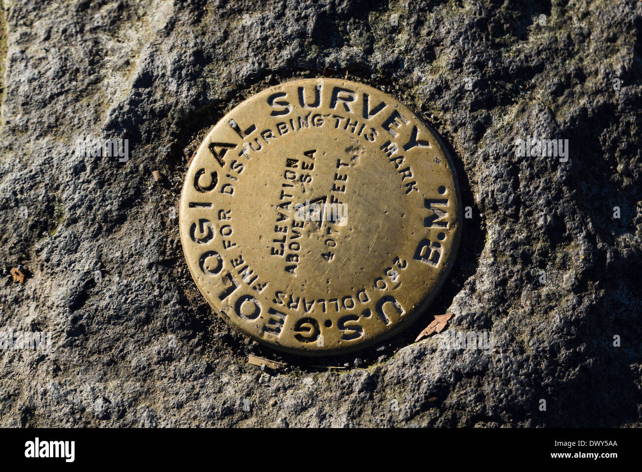 US geological survey marcatore. Parco Nazionale dei Vulcani delle Hawaii, Big Island, Hawaii, Stati Uniti d'America. Foto Stock