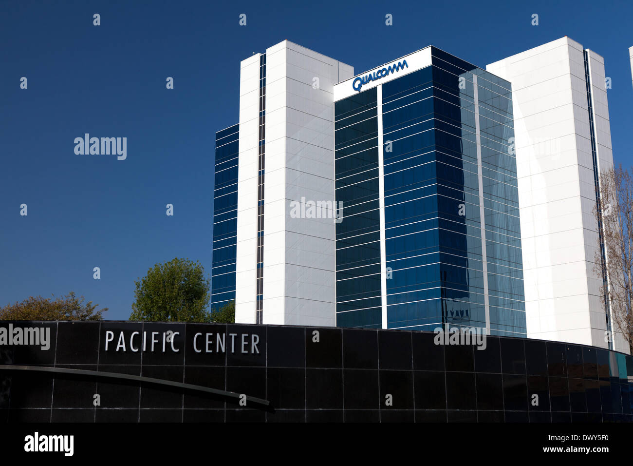 Sede di Qualcomm, una società produttrice di semiconduttori che produce delle telecomunicazioni wireless prodotti correlati al 3G, 4G e LTE. Bocca di Leone Qualcomms il processore è utilizzato in Android e Windows smart-phone come Samsung Galaxy S5, Nokia Lumia Icona. Foto Stock