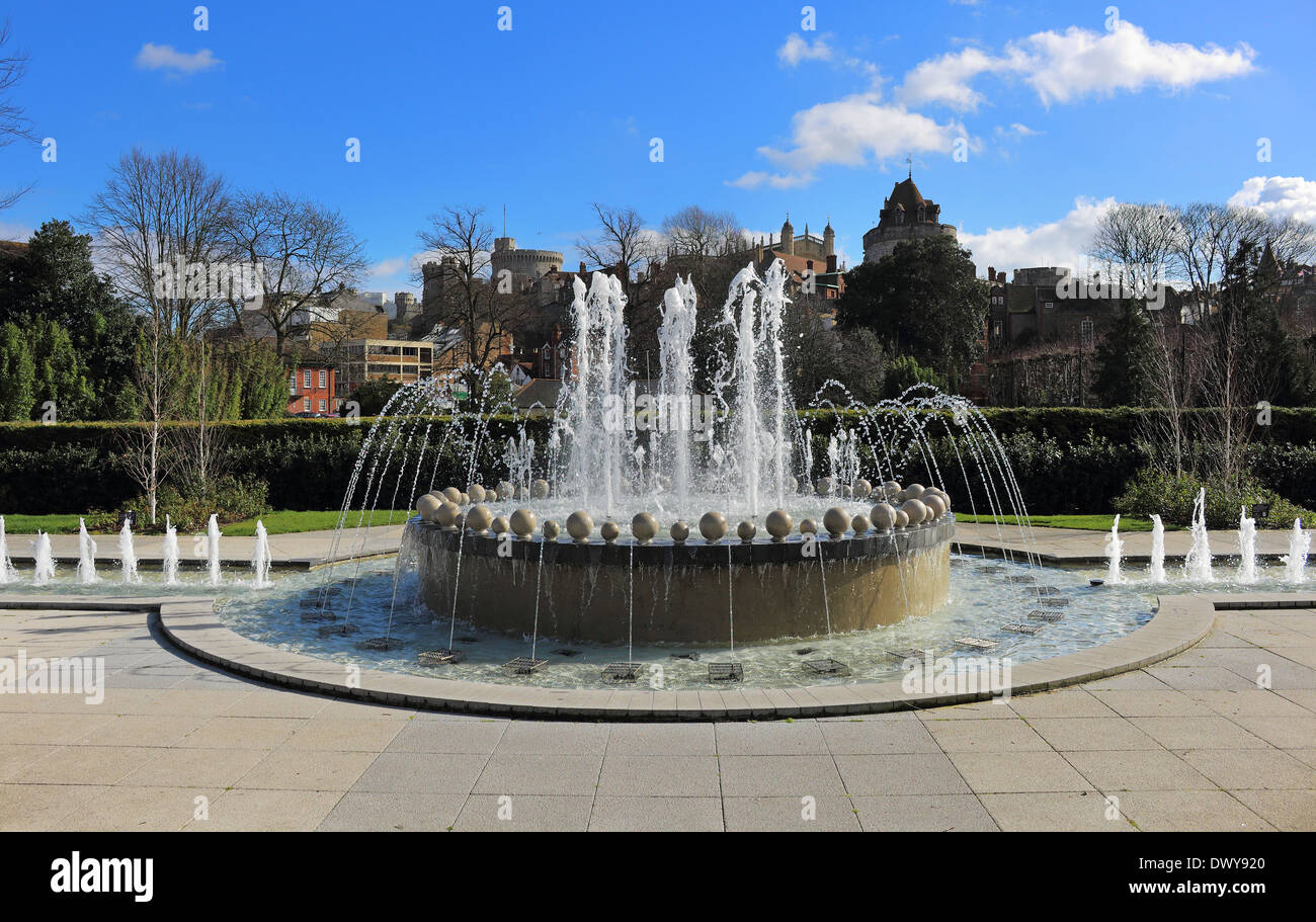 Silver Jubilee fontana nella città di Windsor con il castello in background Foto Stock