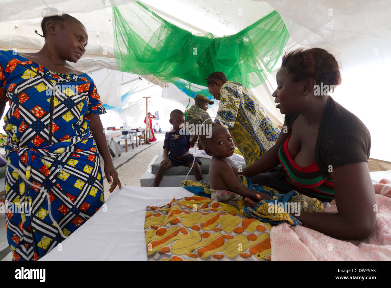 Assistenza pediatrica in ospedale di MSF ,Rutshuru,Nord Kiwu ,RDC,Repubblica Democratica del Congo. Foto Stock