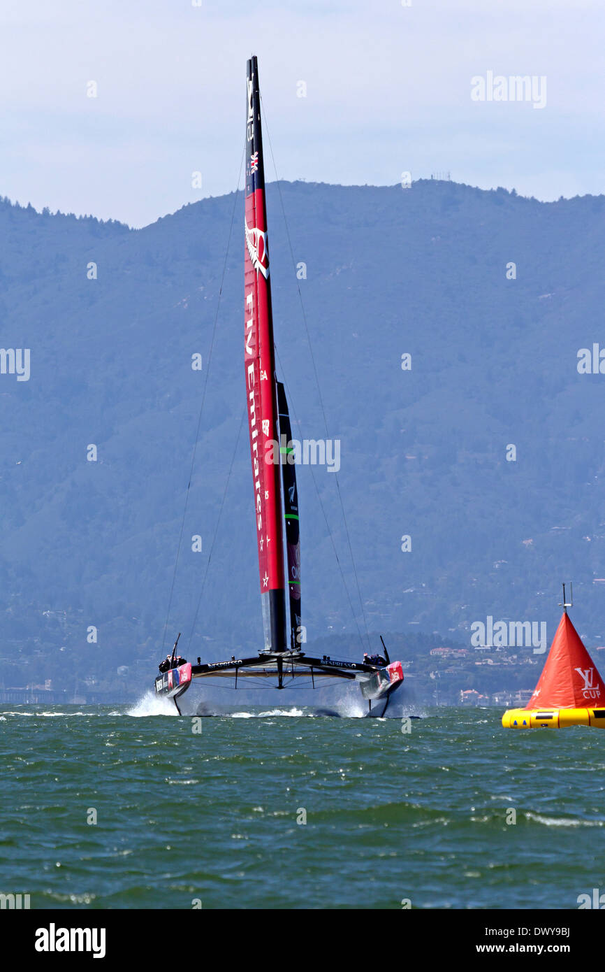 Emirates Team New Zealand vele sulla Baia di San Francisco durante il 2013 Americas Cup concorrenza. Foto Stock