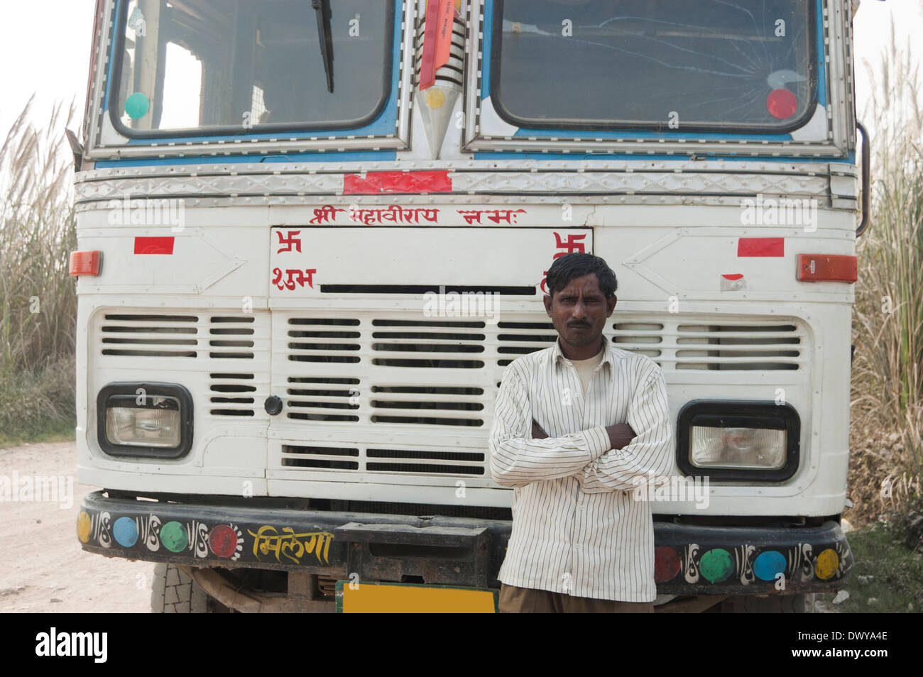 1 Indian uomo in piedi vicino al carrello Foto Stock