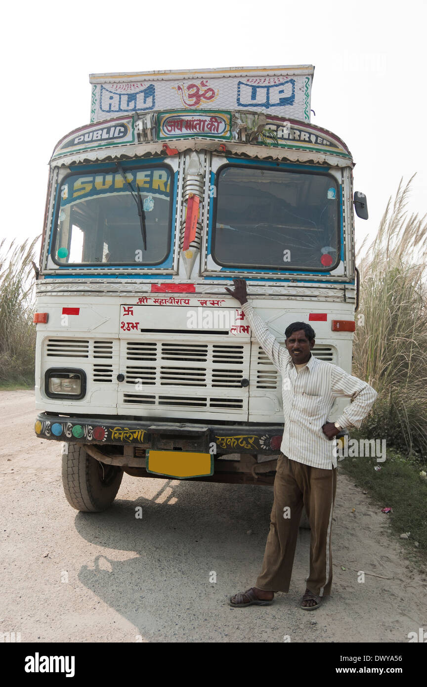 1 Indian uomo in piedi vicino al carrello Foto Stock