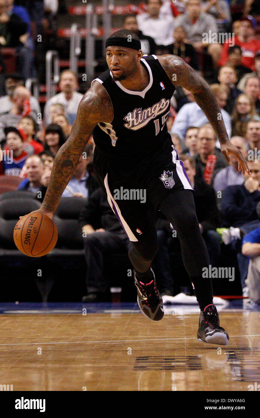 Marzo 12, 2014: i Sacramento Kings center DeMarcus cugini (15) in azione durante il gioco NBA tra i Sacramento Kings e la Philadelphia 76ers presso la Wells Fargo Center di Philadelphia, Pennsylvania. Il Re ha vinto 115-98. Christopher Szagola/Cal Sport Media Foto Stock