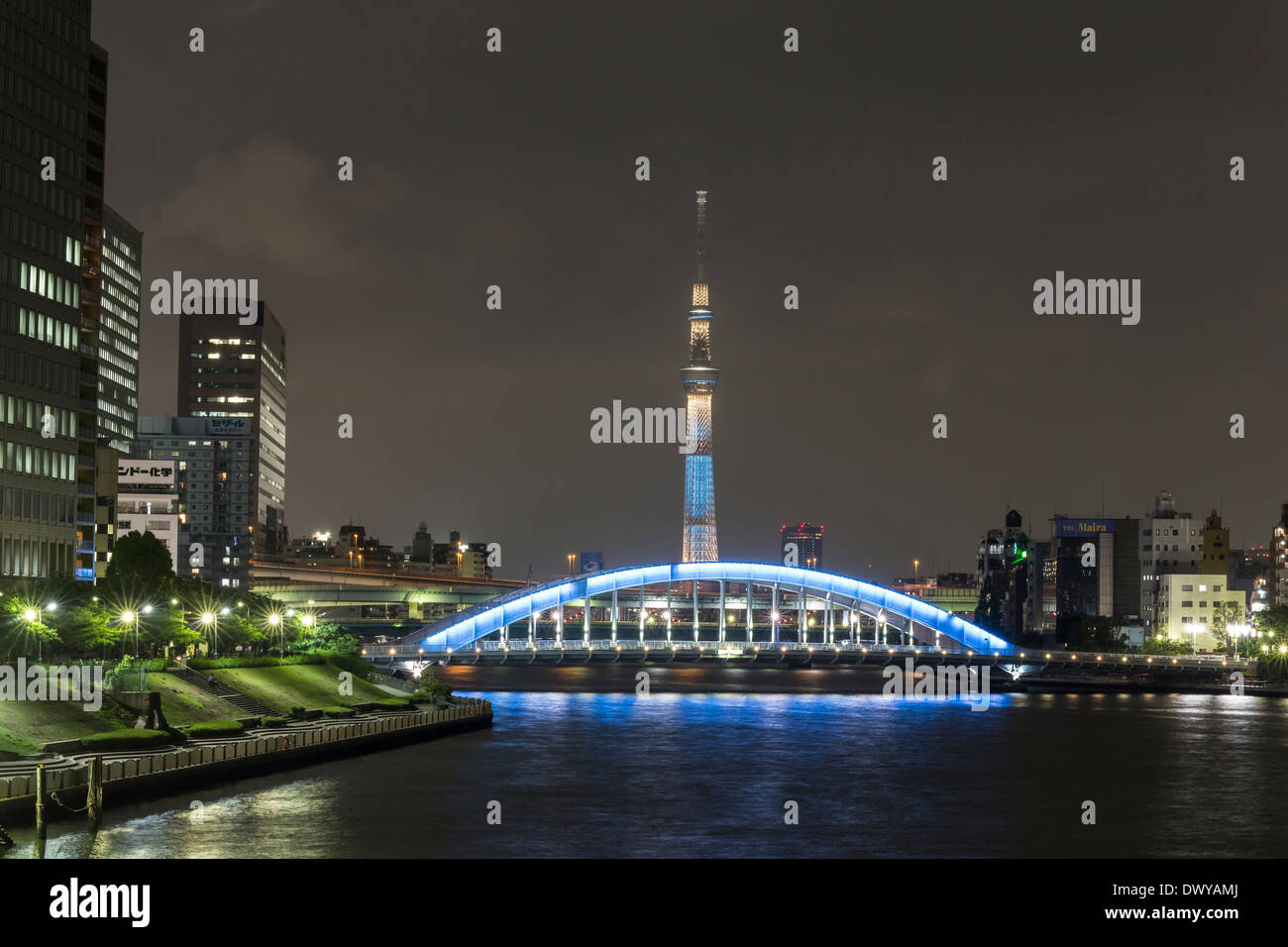 Tokyo Sky Tree e Ponte Eitai di notte, Tokyo, Giappone Foto Stock