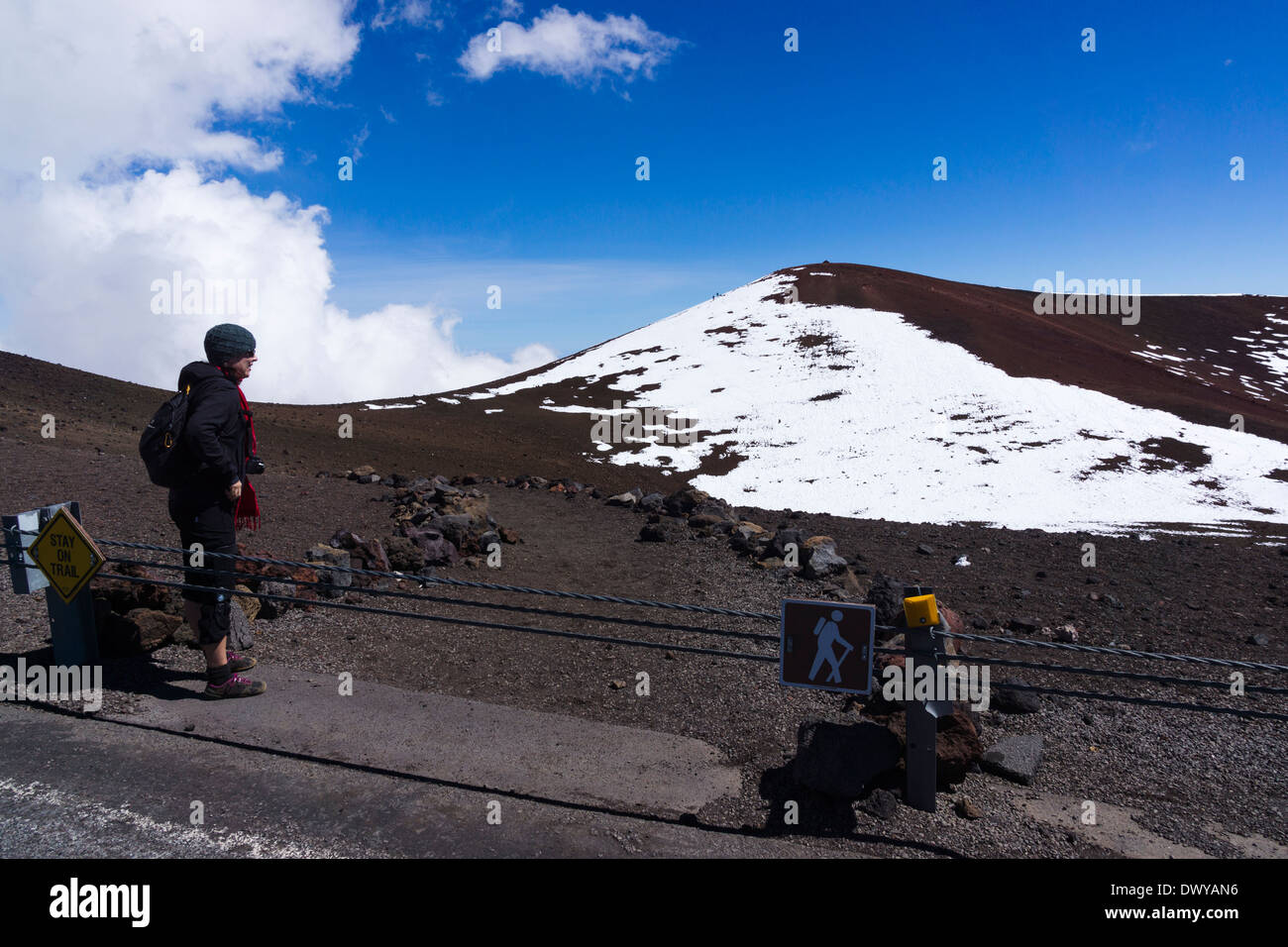 Sentiero a Mauna Kea summit a 13,803 ft (4,207 m) sopra il livello del mare. La Big Island delle Hawaii. Stati Uniti d'America. Foto Stock