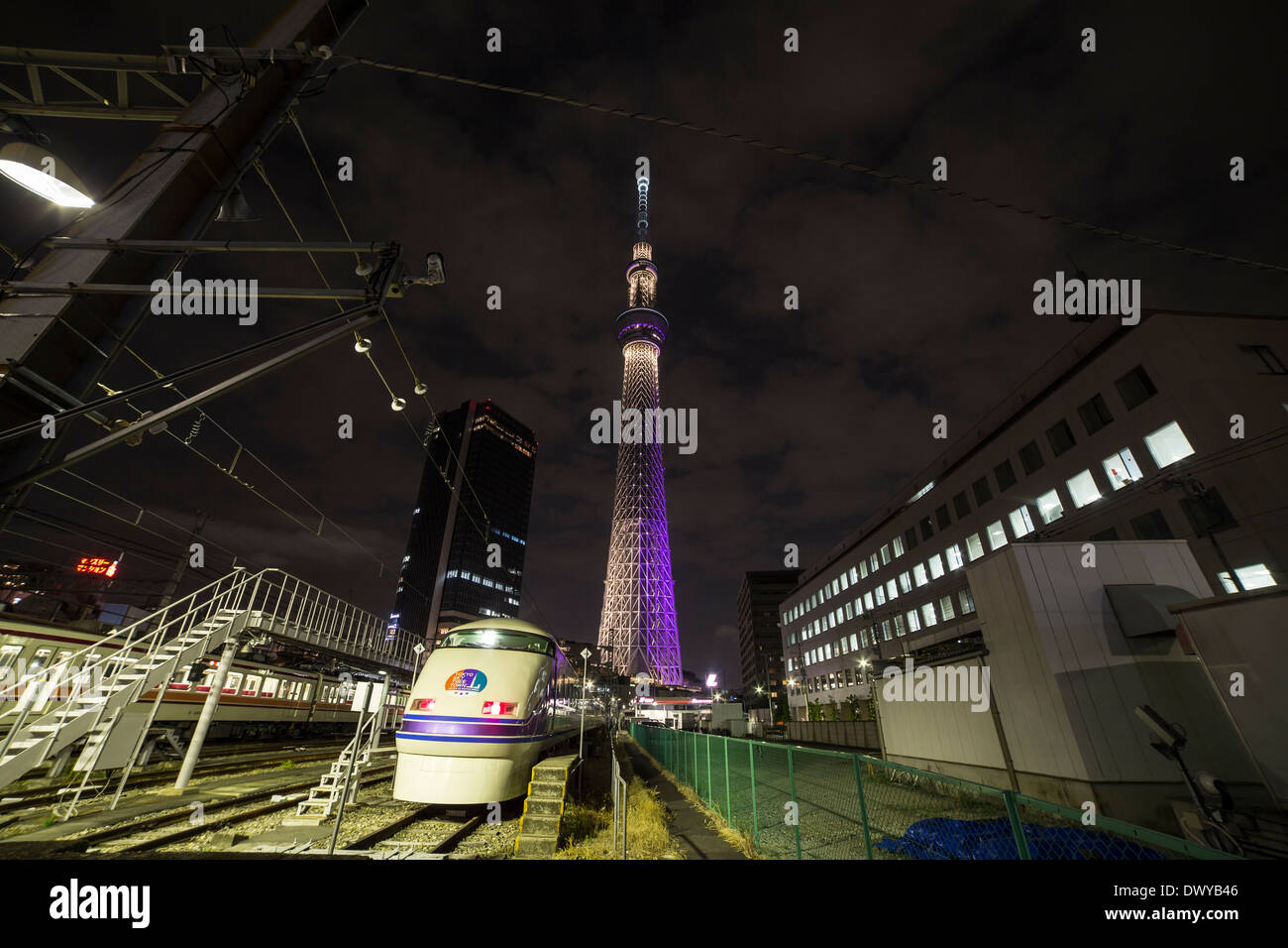 Limited Express Spacia e Tokyo Sky Tree, Tokyo, Giappone Foto Stock