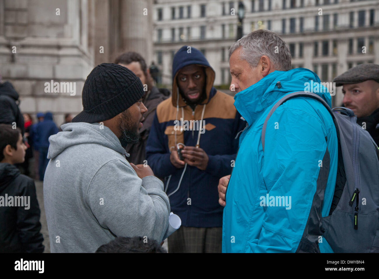 FILE PIX del Royal Barnes che è stato condannato oggi per irridere l uccisione di Lee Rigby. 24 Dicembre, Londra, Regno Unito. Un funzionario di polizia chiede Anjem Chowdary per spegnere il louspeaker essendo utilizzato come ci era stato oltre 30 denunce da parte di persone in attesa di entrare nella Cattedrale di St Paul. Credito: Nelson pereira/Alamy Live News Foto Stock