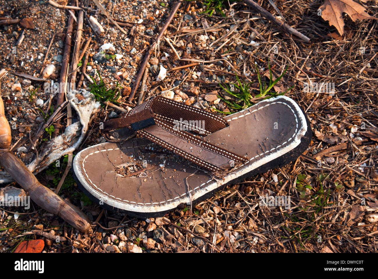 Perso il vecchio le scarpe da spiaggia Foto Stock