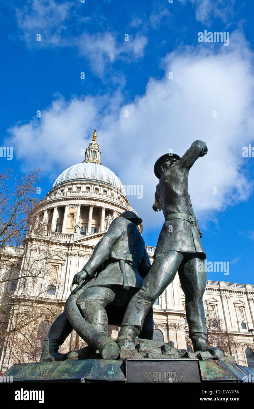 I Vigili del Fuoco Nazionale Memorial nella City di Londra con la Cattedrale di San Paolo in background. Foto Stock