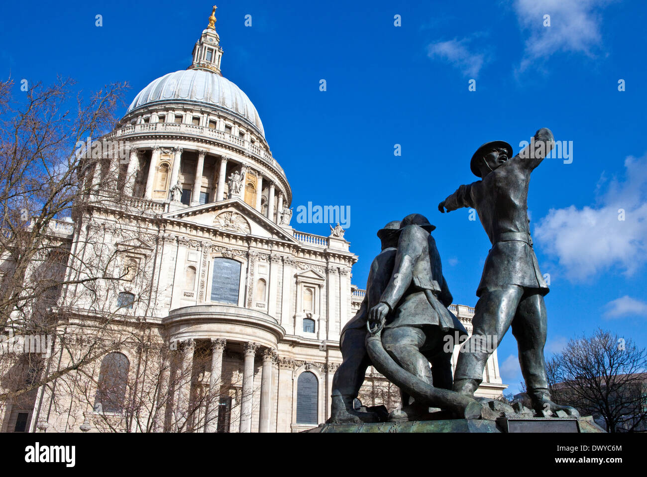 I Vigili del Fuoco Nazionale Memorial nella City di Londra con la Cattedrale di San Paolo in background. Foto Stock
