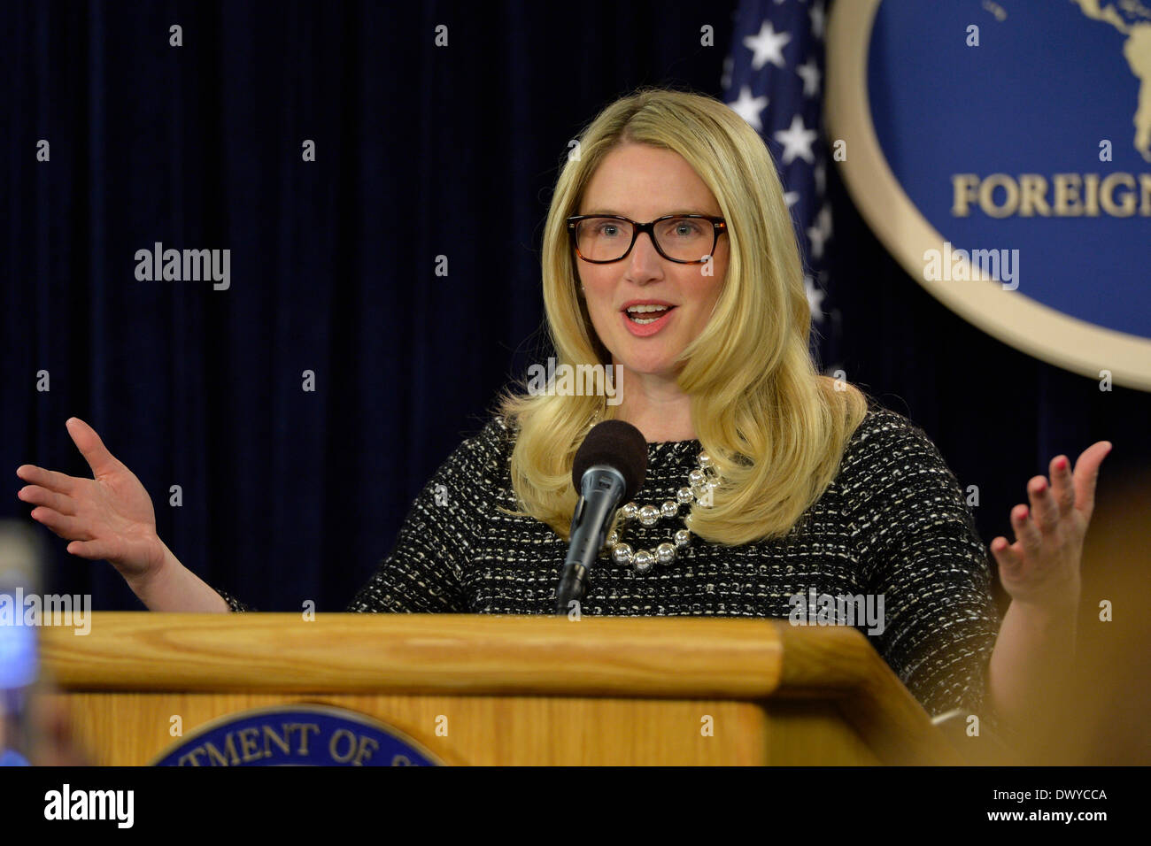 Washington, Stati Uniti d'America. Xiv Mar, 2014. Dipartimento di Stato USA portavoce Marie Harf parla a un briefing sui più recenti sviluppi della politica estera statunitense in Foreign Press Center di Washington, DC, capitale degli Stati Uniti, 14 marzo, 2014. Marie Harf ha informato la stampa estera su una varietà di argomenti internazionali, compresi i colloqui in corso per risolvere la situazione in Ucraina e internazionale degli sforzi di ricerca per la mancanza di un jetliner malese. Credito: Bao Dandan/Xinhua/Alamy Live News Foto Stock