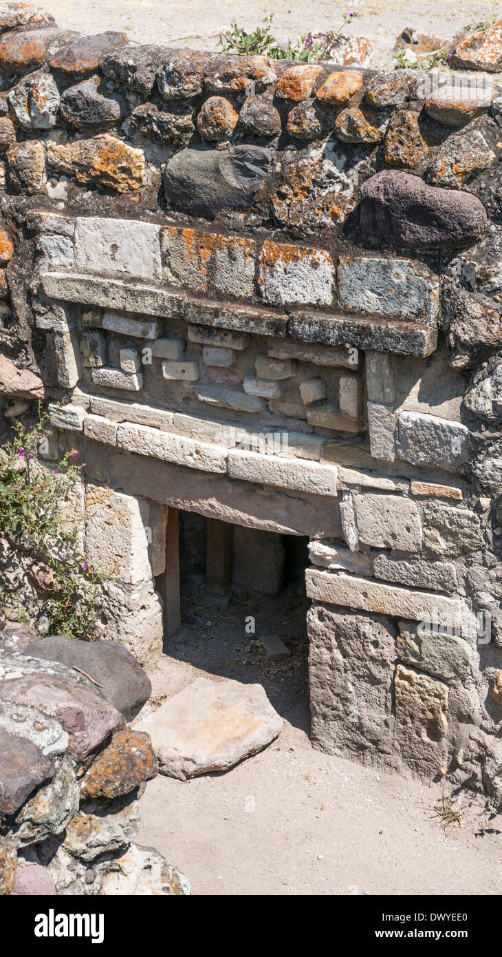Sunken ingresso pre ispanico tomba con mosaico di pietra sopra il fregio architrave in rovine dell antica città di Yagul dello Stato di Oaxaca Foto Stock
