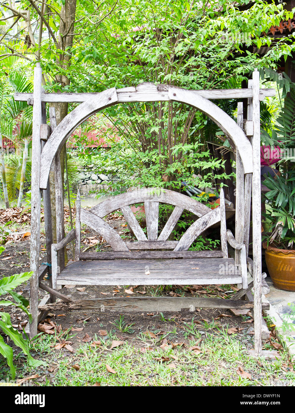 Vintage swing di legno in giardino Foto Stock