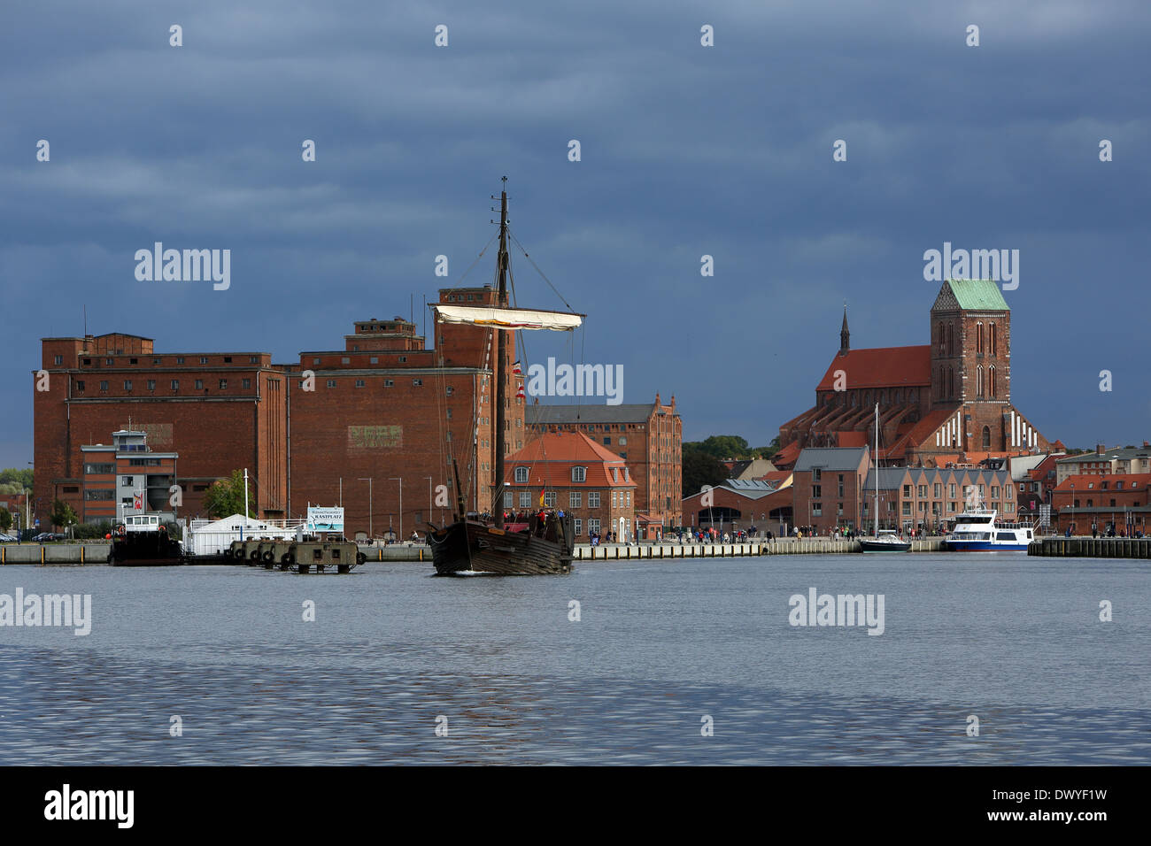 Wismar, Germania e si affaccia sul porto e la chiesa di San Nicola Foto Stock