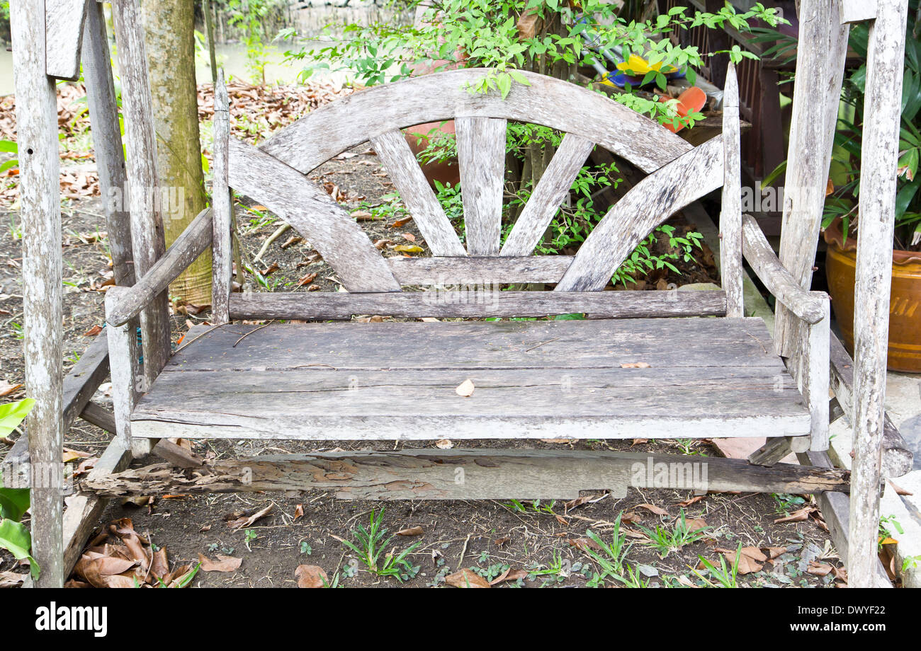 Vintage swing di legno in giardino Foto Stock