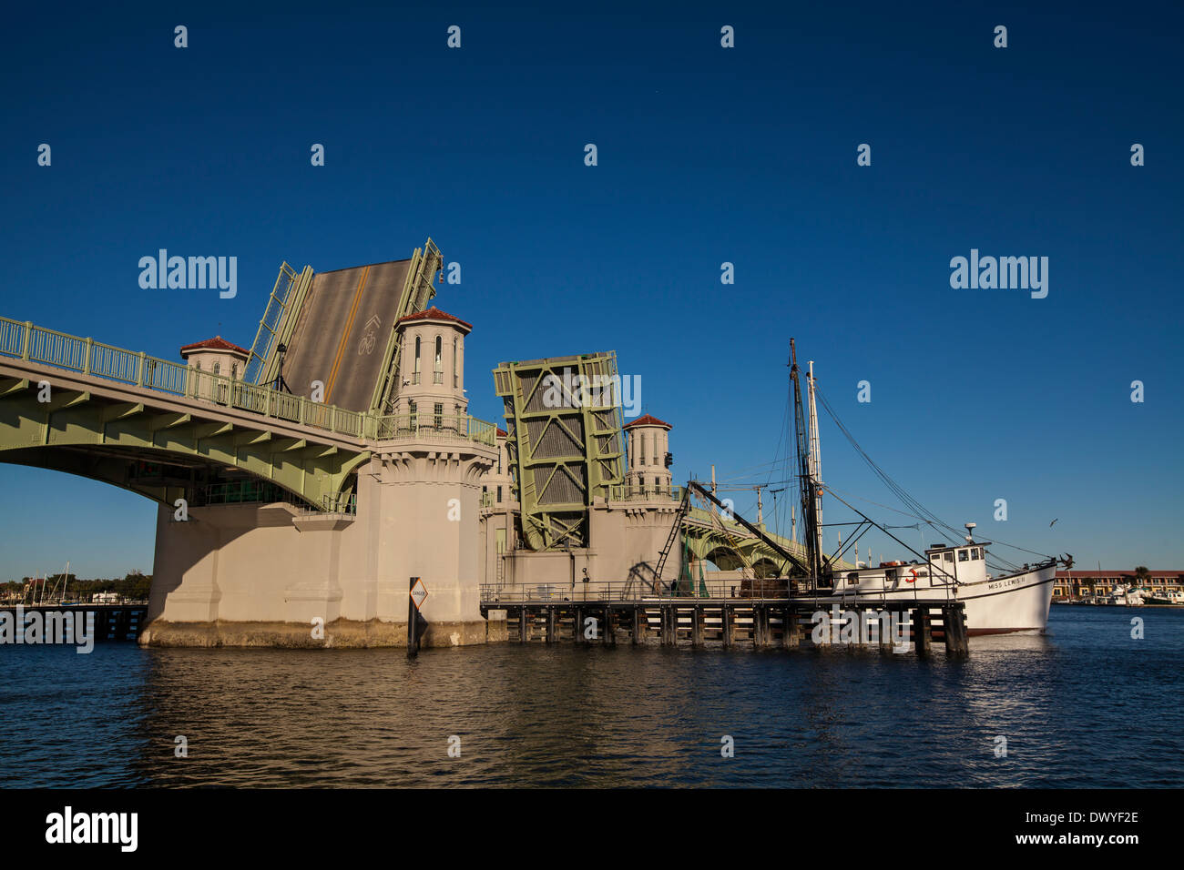 Un peschereccio vele attraverso il Ponte dei Leoni a St. Augustine, Florida Foto Stock