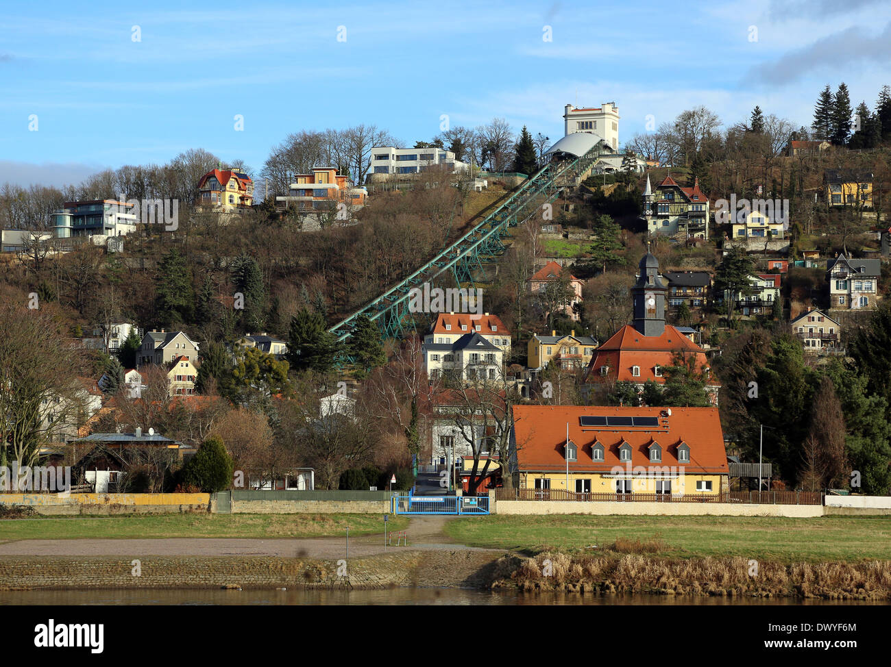 Dresden, Germania, che guardano ai giardini della funicolare nel quartiere Loschwitz Foto Stock