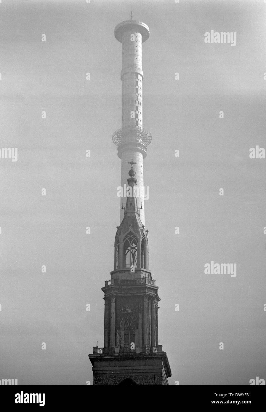 Berlino, gdr, Torre di St Mary a fronte della torre albero della torre della televisione su Alexanderplatz Foto Stock